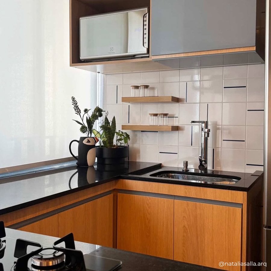 Azulejo branco TAI aplicado na parede de uma cozinha