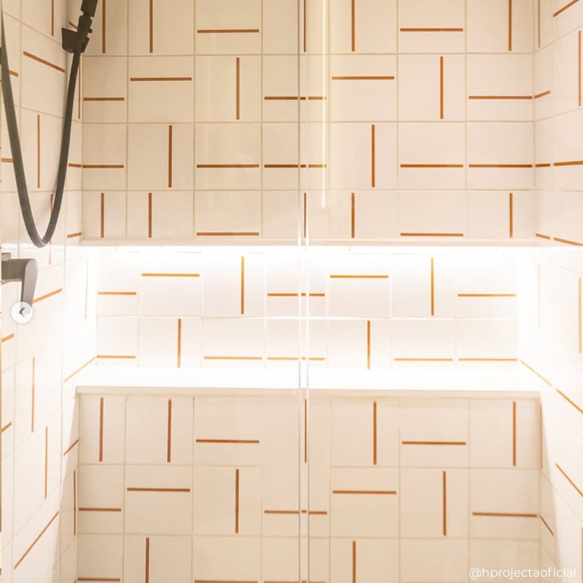 Banheiro clean com painel Decor Lines Traço Ocre em parede lateral