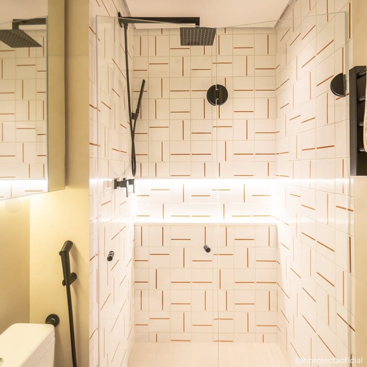 Banheiro moderno com Decor Lines Traço Ocre em parede próxima à bancada