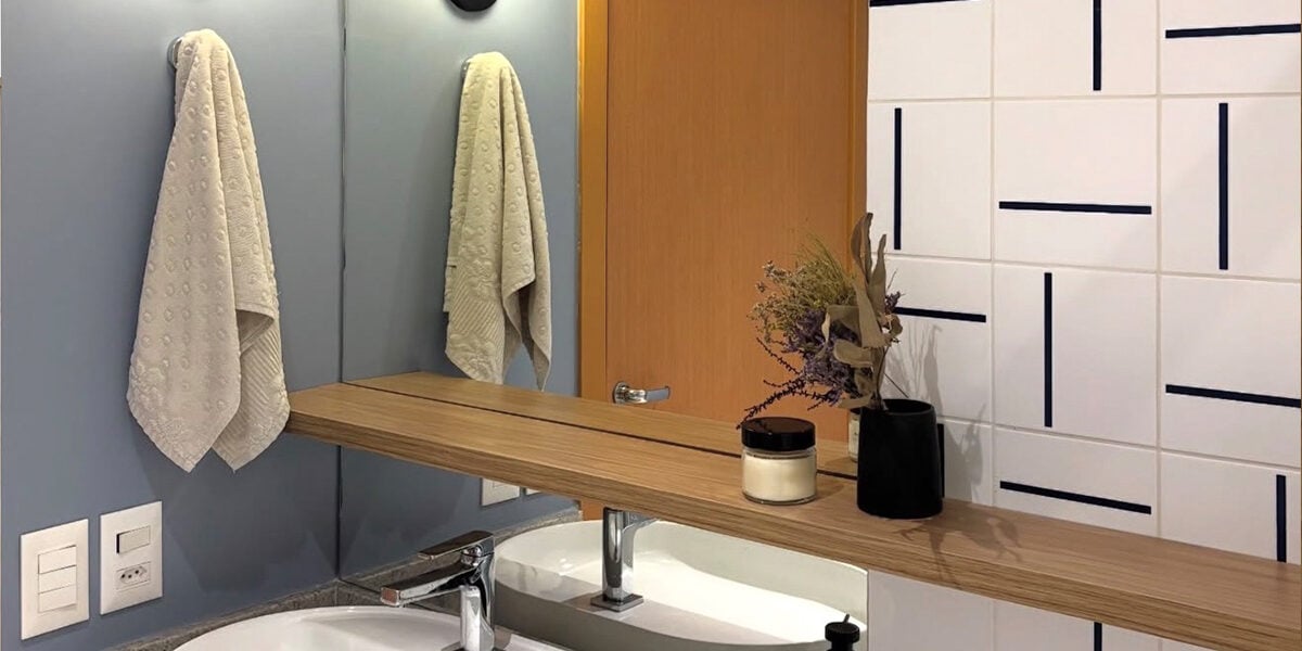 Banheiro contemporâneo revestido com azulejo Decor Lines Traço Preto