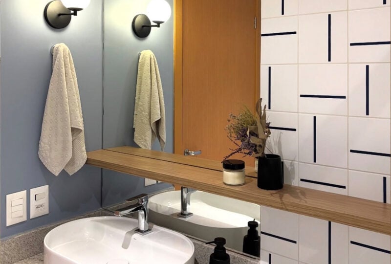 Banheiro contemporâneo revestido com azulejo Decor Lines Traço Preto