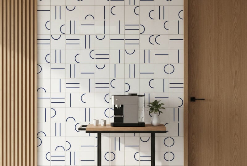 Sala de estar com parede de destaque em painel Kimi Azul Escuro TAI do piso ao teto