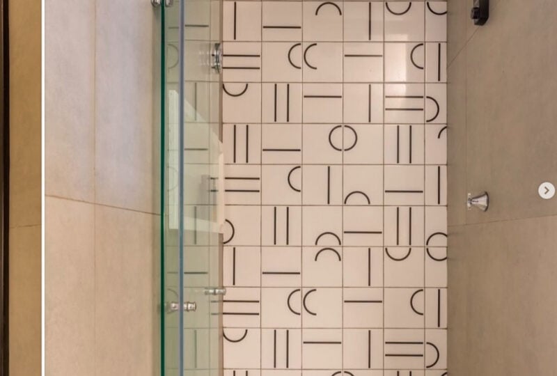 Banheiro com painel Kimi Preto TAI em parede de destaque atrás da bancada