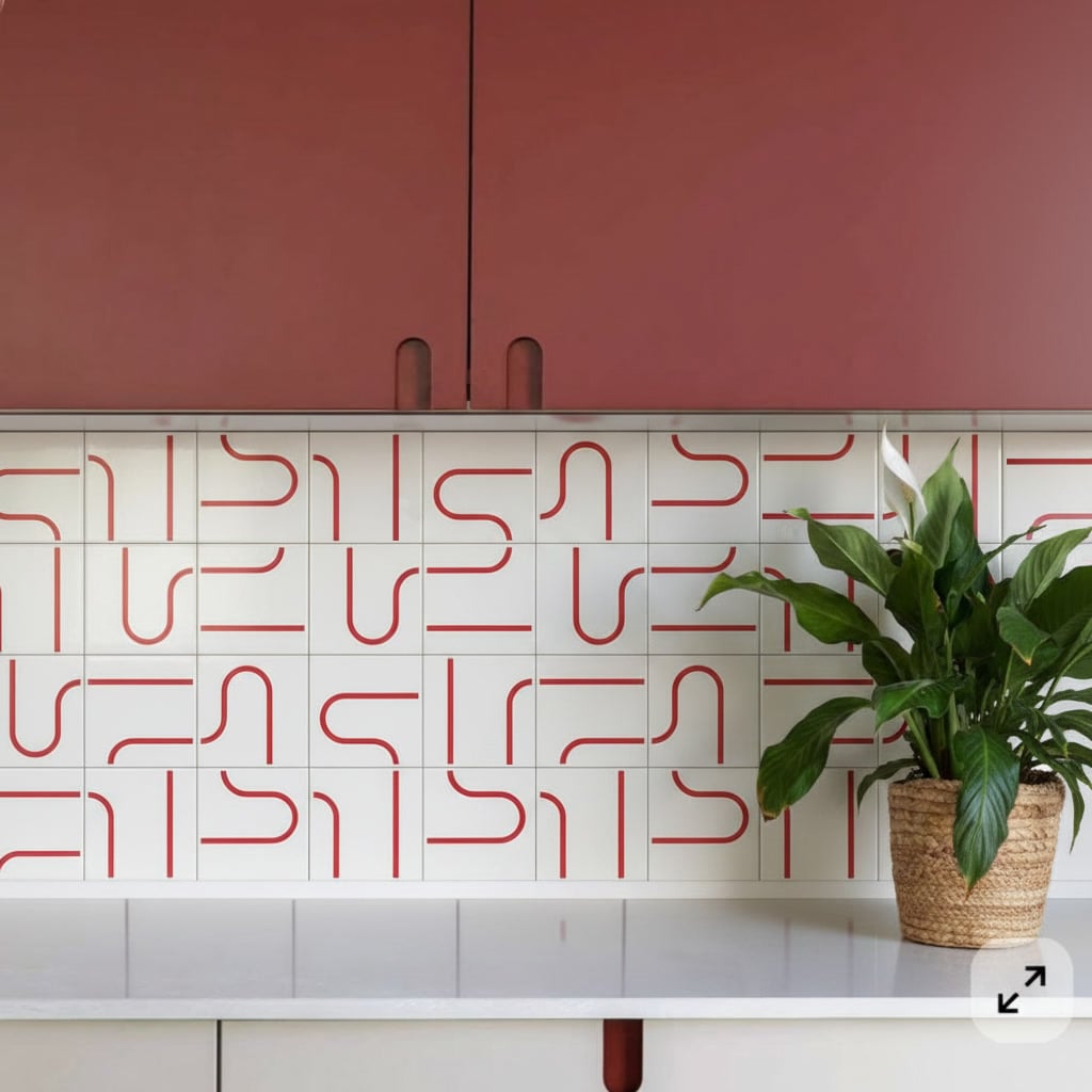 Cozinha colorida com painel Linha Metro Vermelho TAI em parede completa