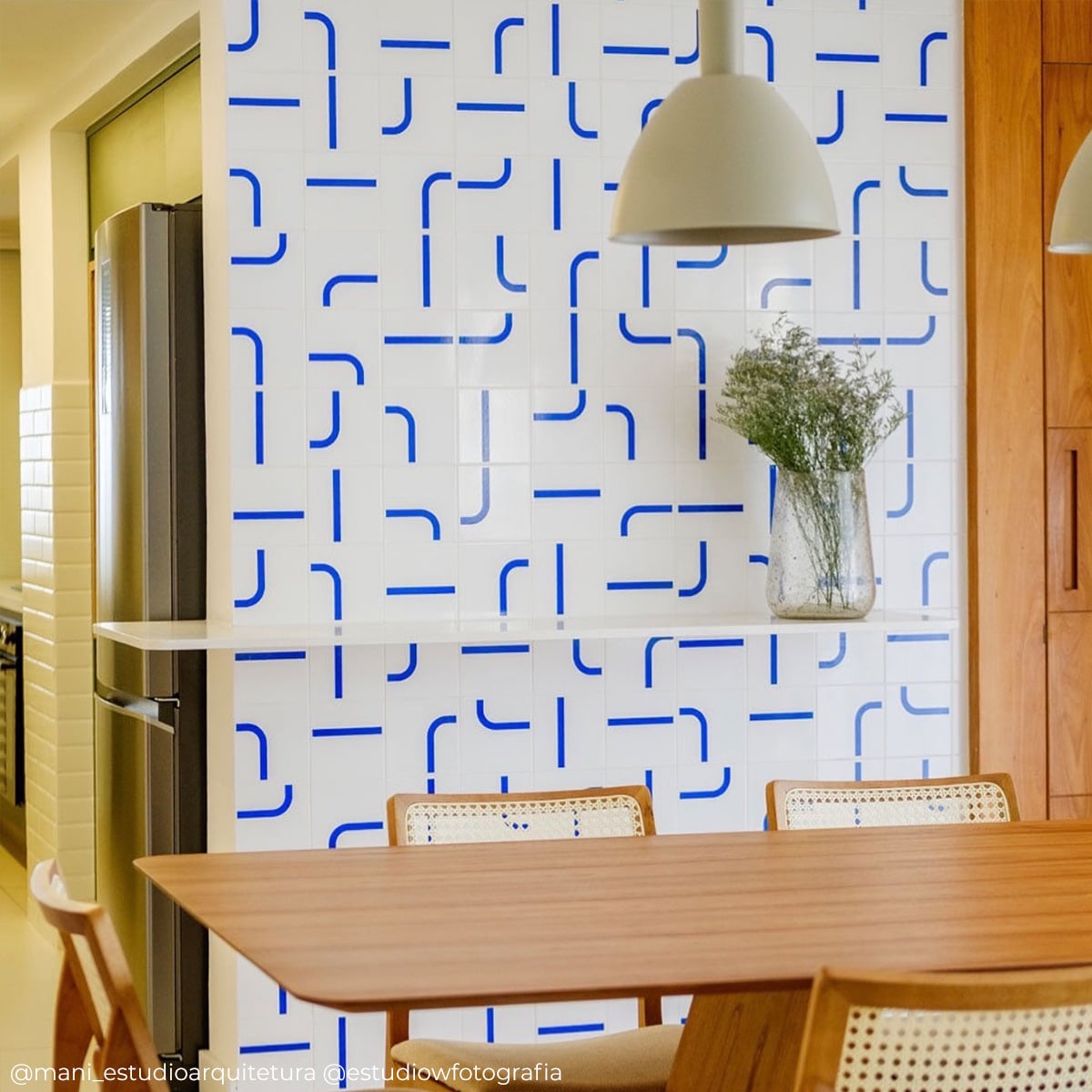 Sala de estar contemporânea com painel Max Azul Bic TAI em parede de destaque