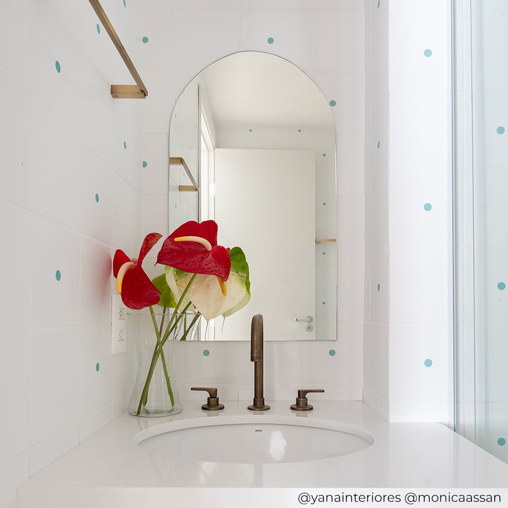 Banheiro branco com painel Ponto Verde Menta TAI em parede lateral