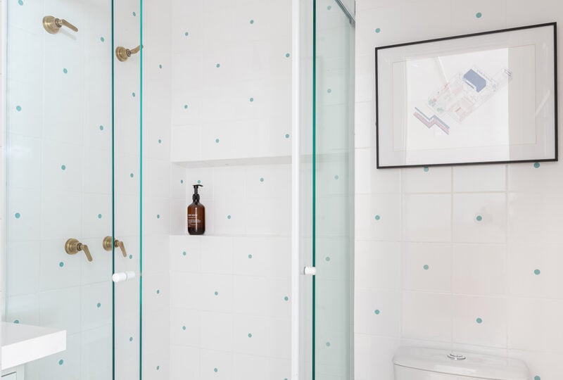 Tuani Ponto Verde Menta e Branco em banheiro — TAI Azulejos