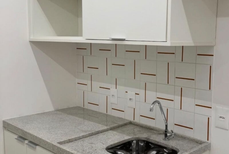 Cozinha com painel Decor Lines Traço Ocre e rejunte em tom terroso