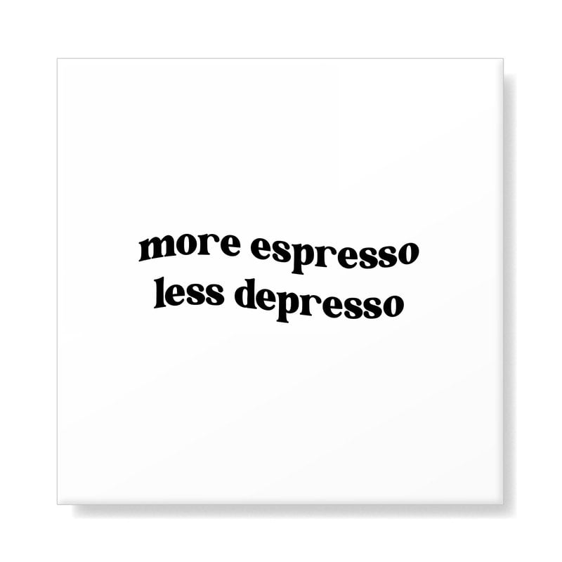 Azulejo de frase TAI com o texto “more espresso less depresso” em tipografia serifada preta sobre fundo branco