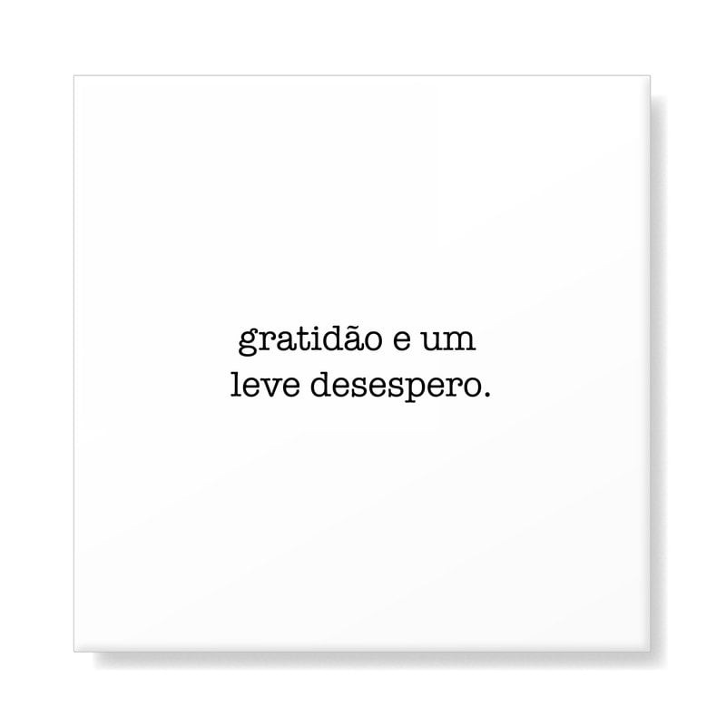 Azulejo de frase TAI com o texto “gratidão e um leve desespero” em tipografia de máquina de escrever preta sobre fundo branco