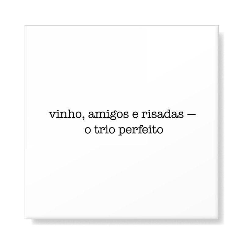 Azulejo de frase TAI com o texto “vinho, amigos e risadas — o trio perfeito” em tipografia de máquina de escrever