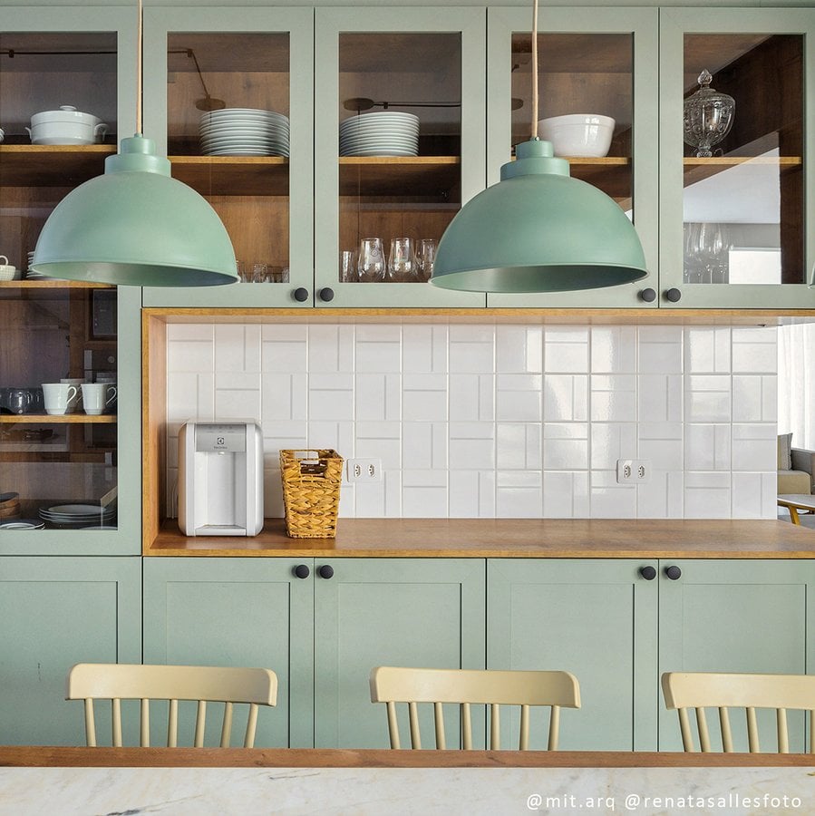Cozinha revestida em Decor Lines Traço Cinza, com a medida da peça visível na parede