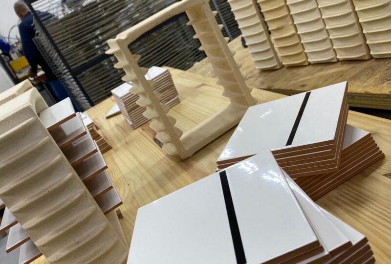 Azulejos artesanais TAI em processo de produção com esmalte aplicado à mão