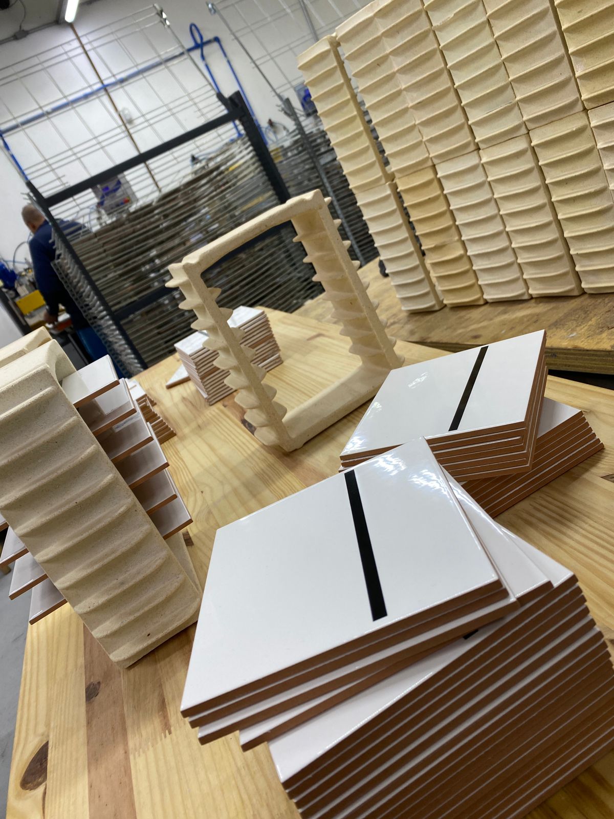 Produção de azulejos decorados artesanais TAI — processo artesanal de serigrafia e esmalte