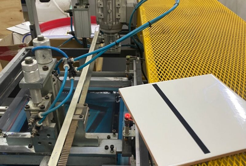 Processo de serigrafia artesanal em azulejos decorados TAI