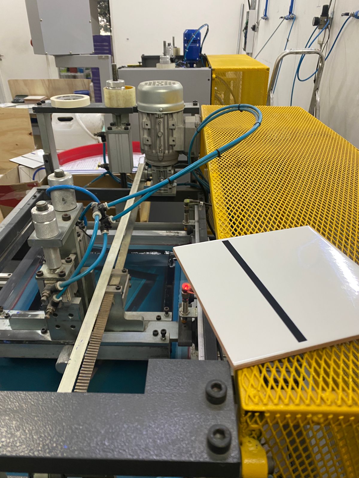 Processo de serigrafia artesanal em azulejos decorados TAI
