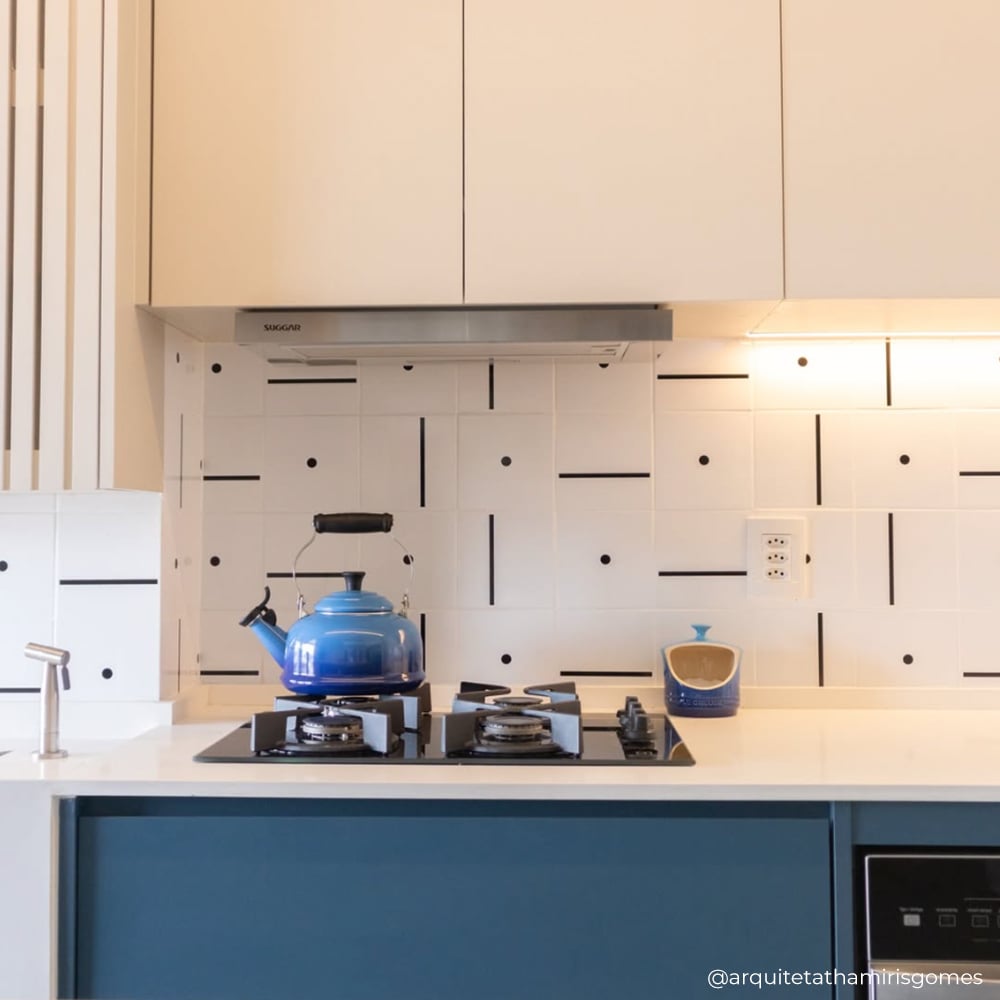 Painel Stella TAI em preto aplicado em cozinha