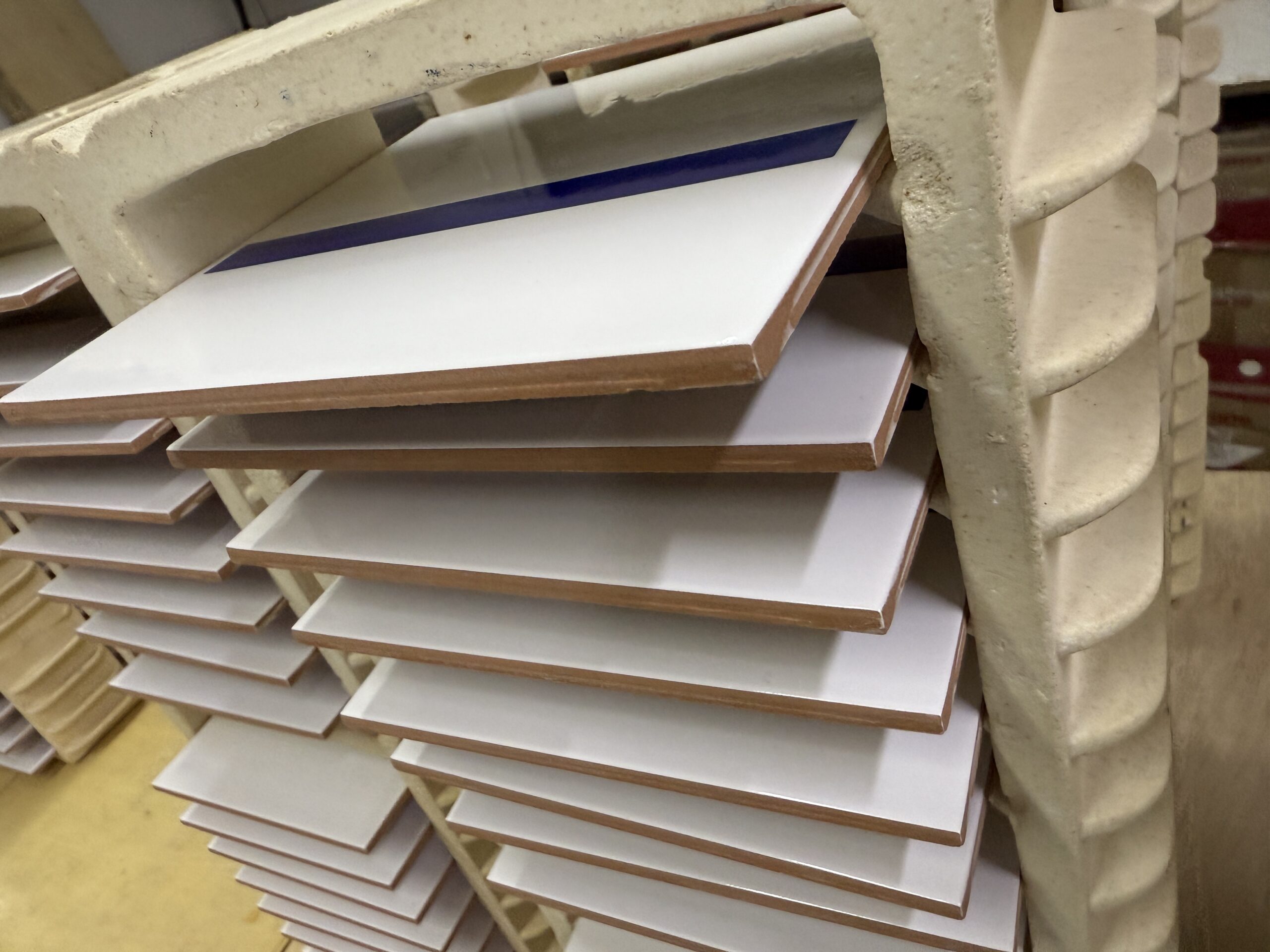 Azulejos TAI nas placas do forno do atelier em São Paulo