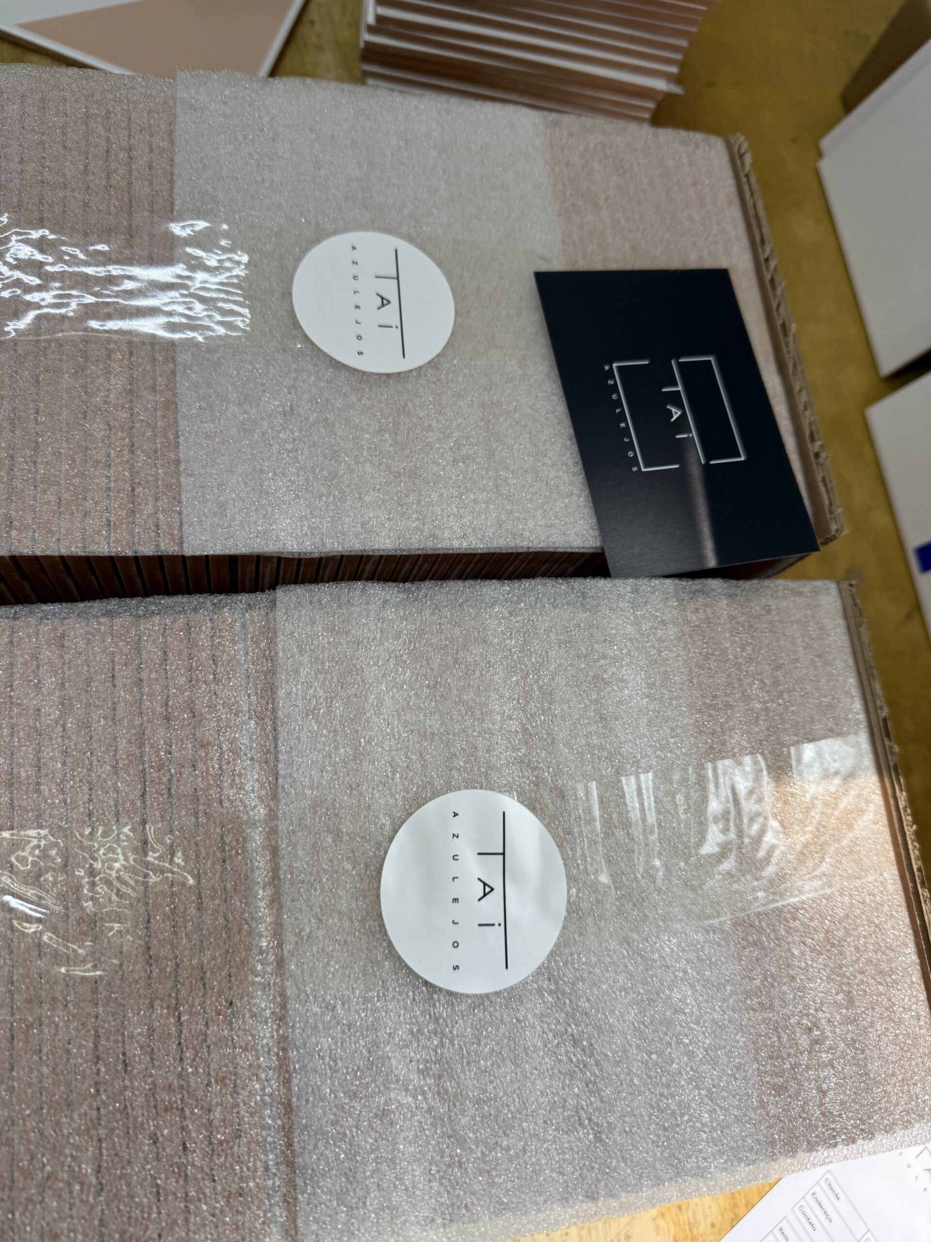 Pedidos TAI embalados em caixas, prontos para envio