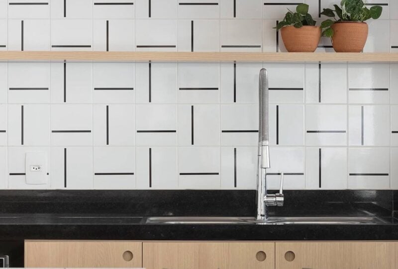 Azulejo Decor Lines Traço Preto em cozinha aberta — TAI Azulejos