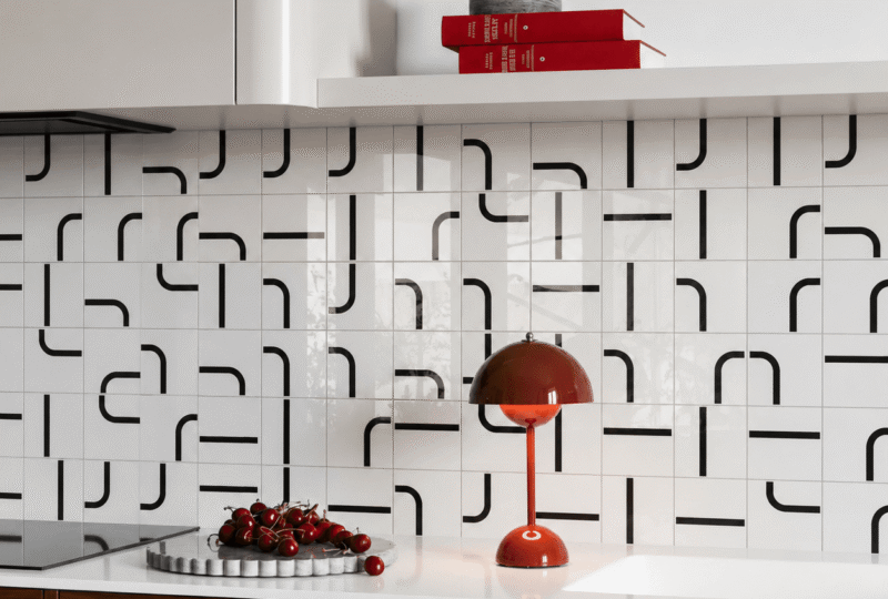 Painel Max Preto em parede de cozinha — TAI Azulejos