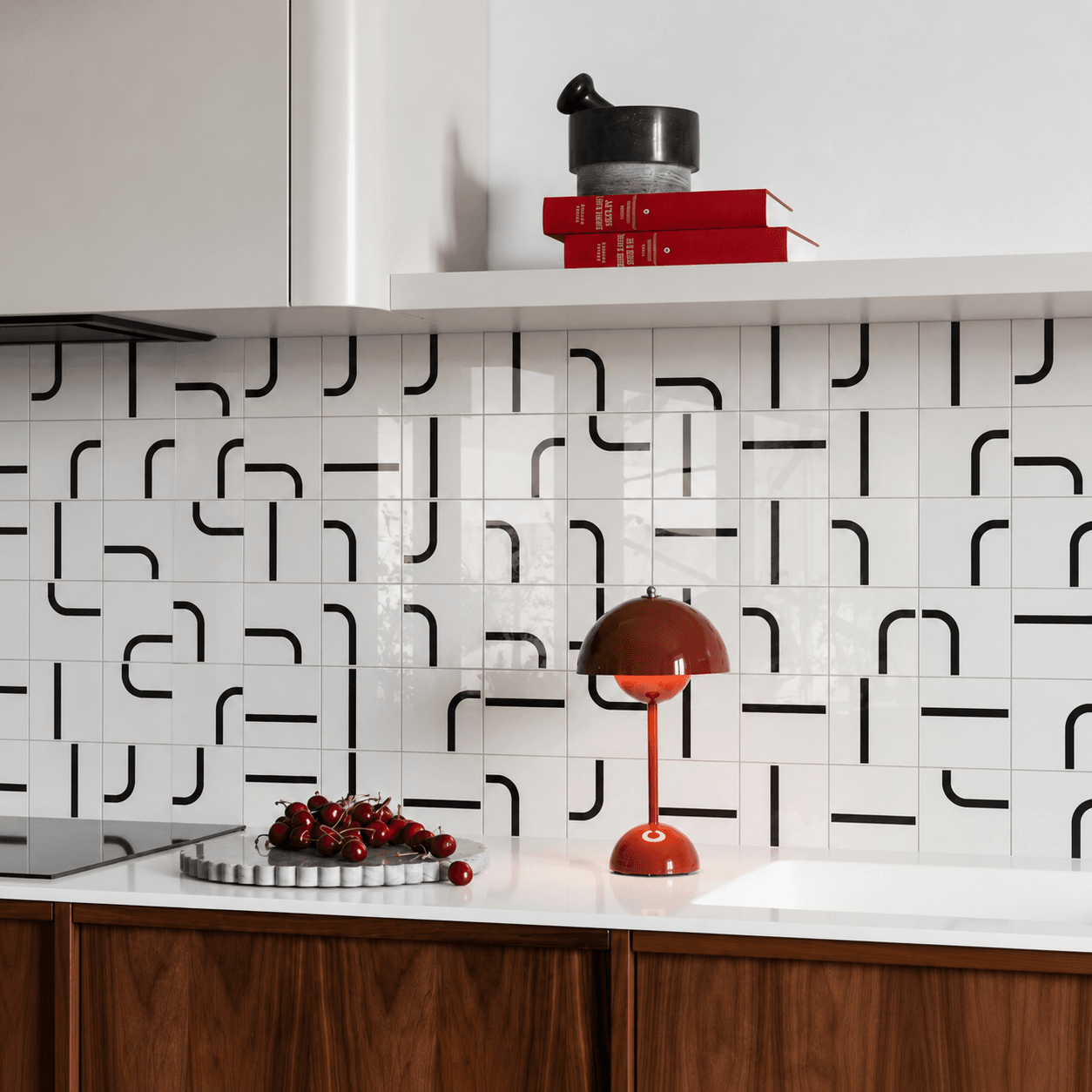 Painel Max Preto em parede de cozinha — TAI Azulejos