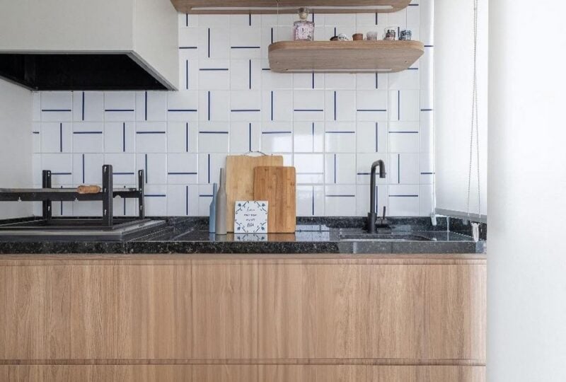 Azulejo Decor Lines Traço Azul Escuro em área gourmet com churrasqueira — TAI Azulejos