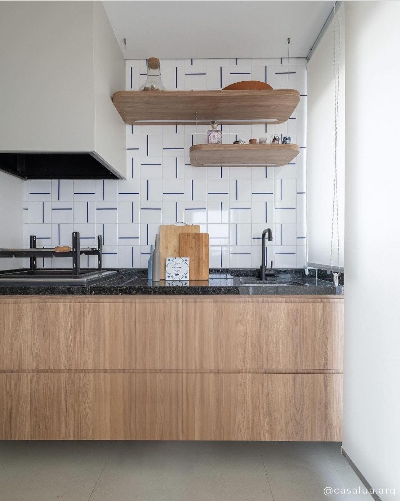 Azulejo Decor Lines Traço Azul Escuro em área gourmet com churrasqueira — TAI Azulejos