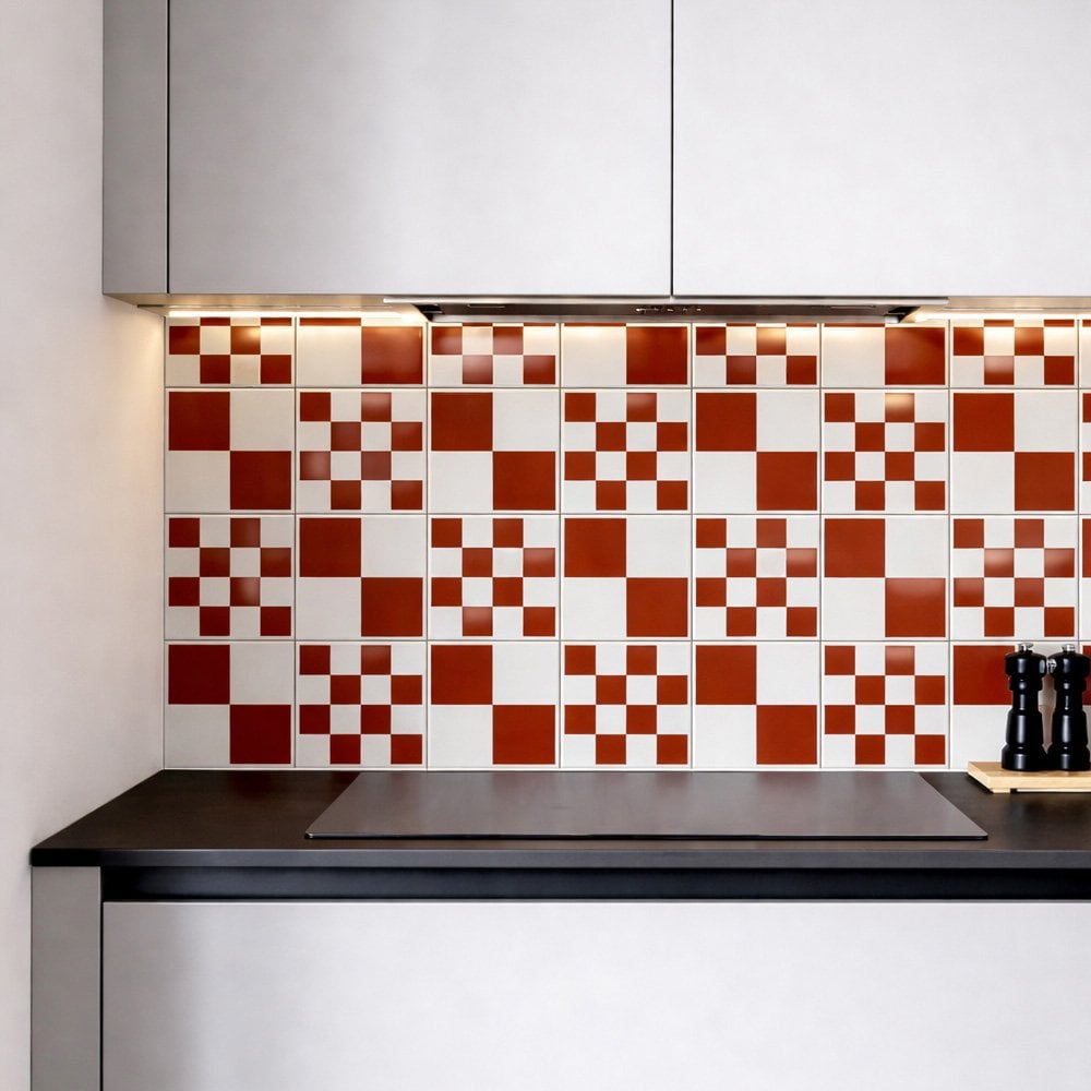 Painel Chess terracota TAI cobrindo a parede de uma cozinha