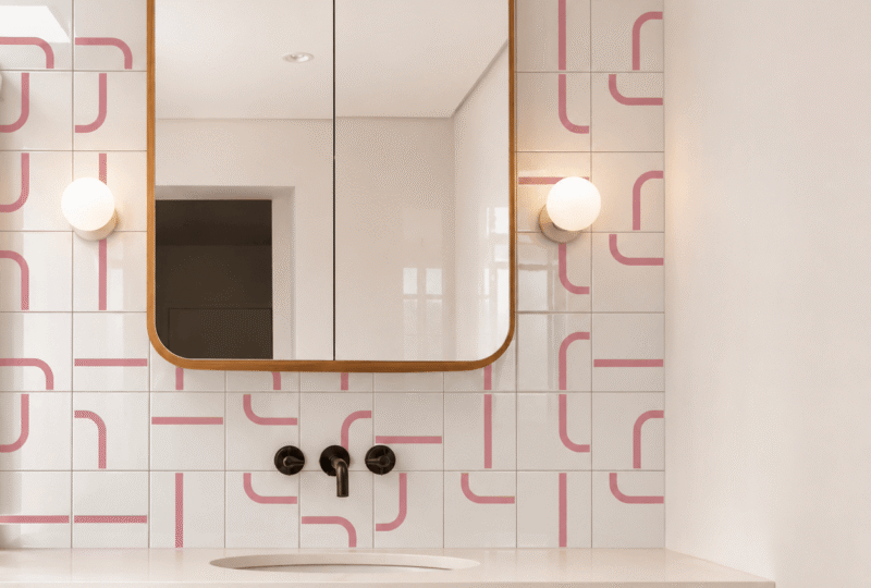 Painel Max rosa TAI cobrindo a parede de um banheiro