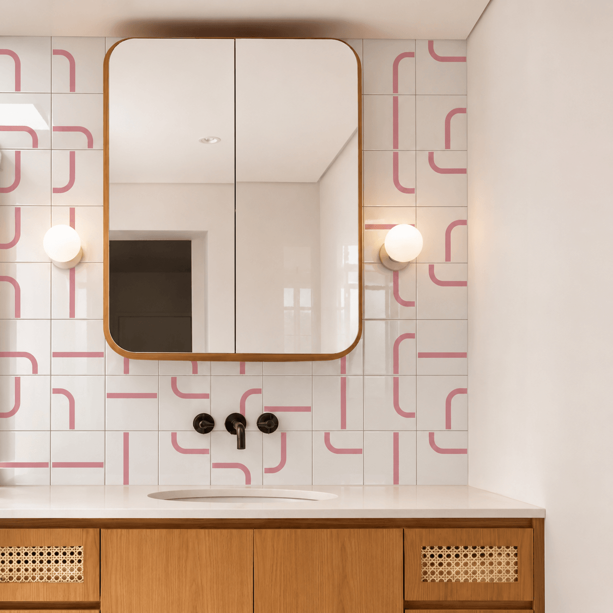 Painel Max rosa TAI cobrindo a parede de um banheiro